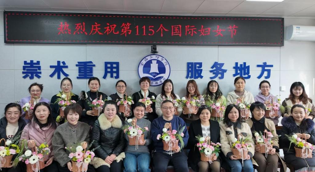 插花艺术绽放魅力，共庆三八国际妇女节